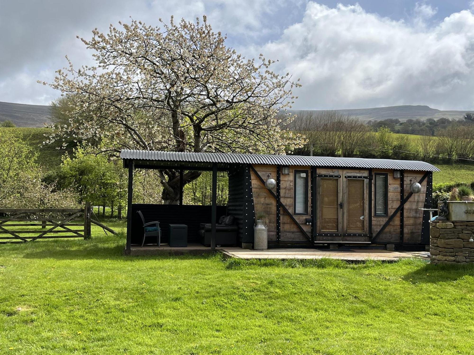 1 Bed Converted Railway Wagon Near Crickhowell Εξωτερικό φωτογραφία