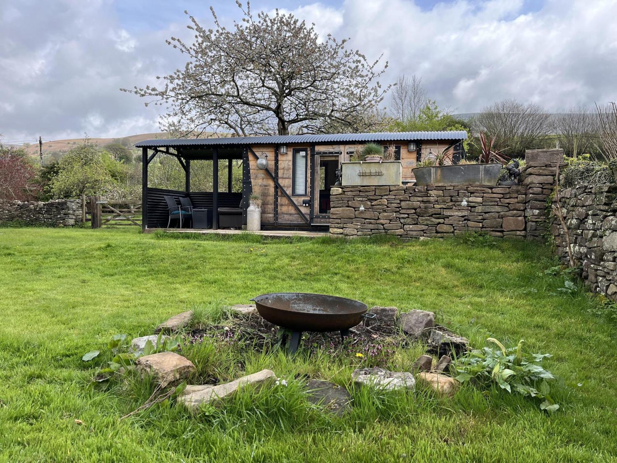 1 Bed Converted Railway Wagon Near Crickhowell Εξωτερικό φωτογραφία
