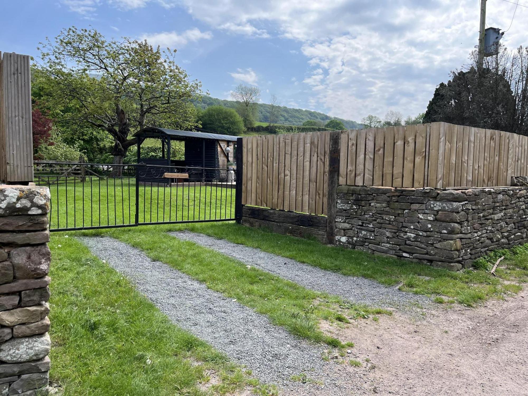 1 Bed Converted Railway Wagon Near Crickhowell Εξωτερικό φωτογραφία